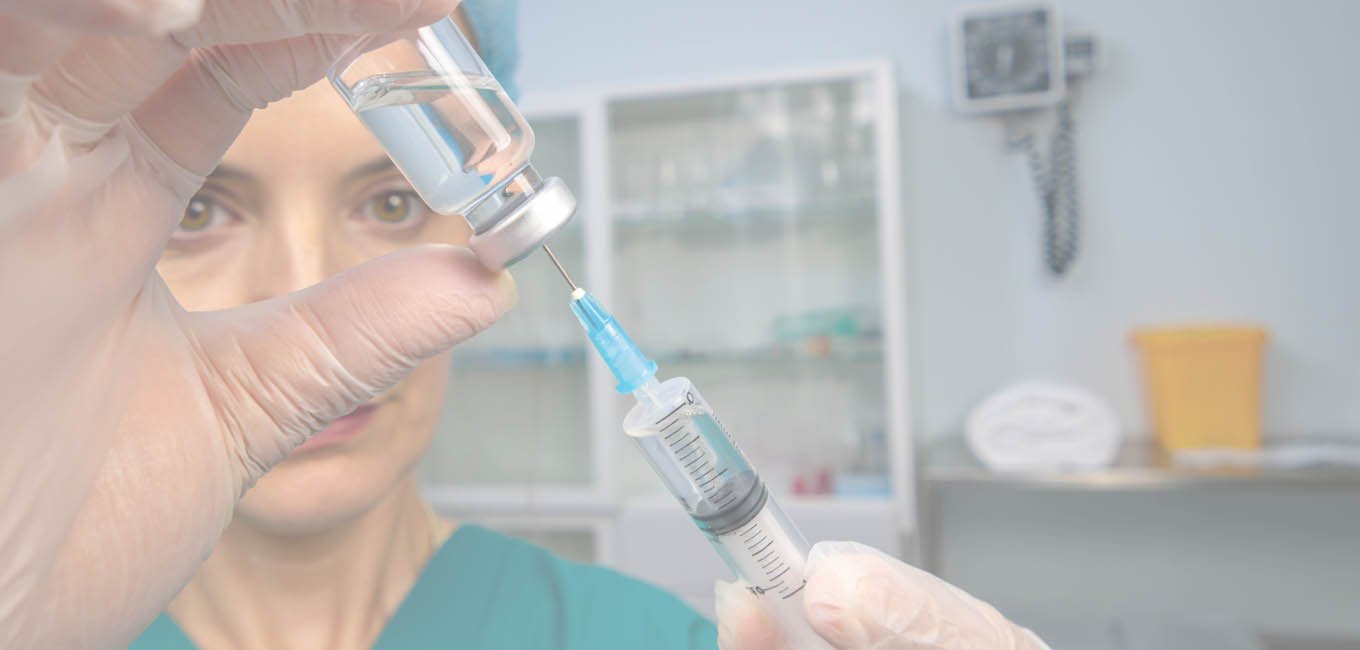 Девушка набирает в шприц препарат