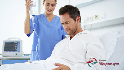 Пациент в палате, врач ставит капельницу